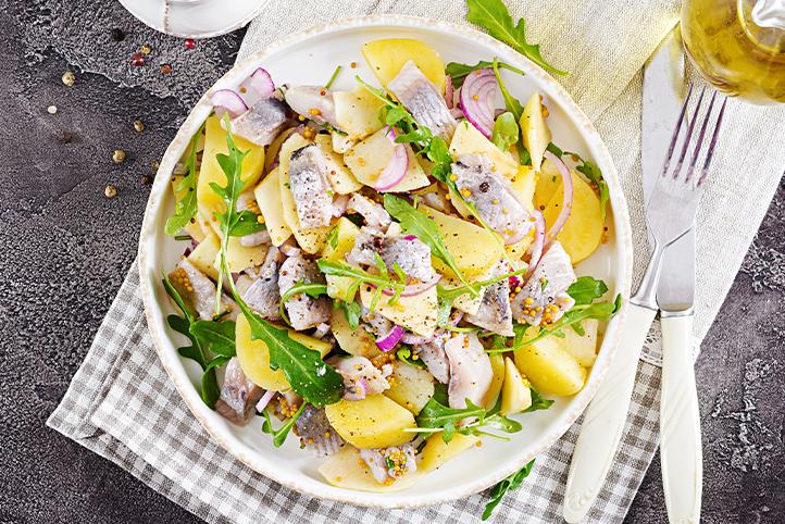 سلطة الرنجة مع البطاطس والبصل Herring, Potatoes, and Onions Salad